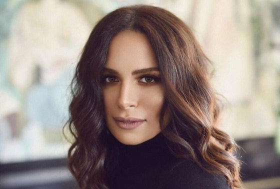 لأول مرة.. آمال ماهر تفاجئ جمهورها بأداء الأذان بصوتها على خشبة المسرح (فيديو) صورة رقم 7