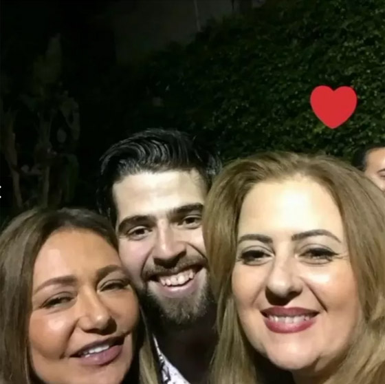 صور نادرة: ليلى علوي مع شقيقتها (ممثلة معتزلة) والجمهور: “مين فيكم ليلى”؟ صورة رقم 1