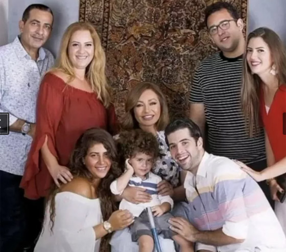 صور نادرة: ليلى علوي مع شقيقتها (ممثلة معتزلة) والجمهور: “مين فيكم ليلى”؟ صورة رقم 2