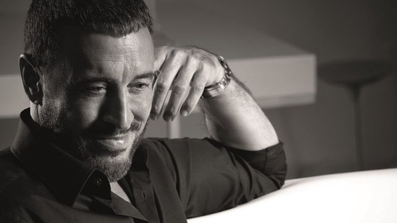 بيع المثلجات ومسح الطاولات.. هكذا عانى النجوم قبل الشهرة صورة رقم 7