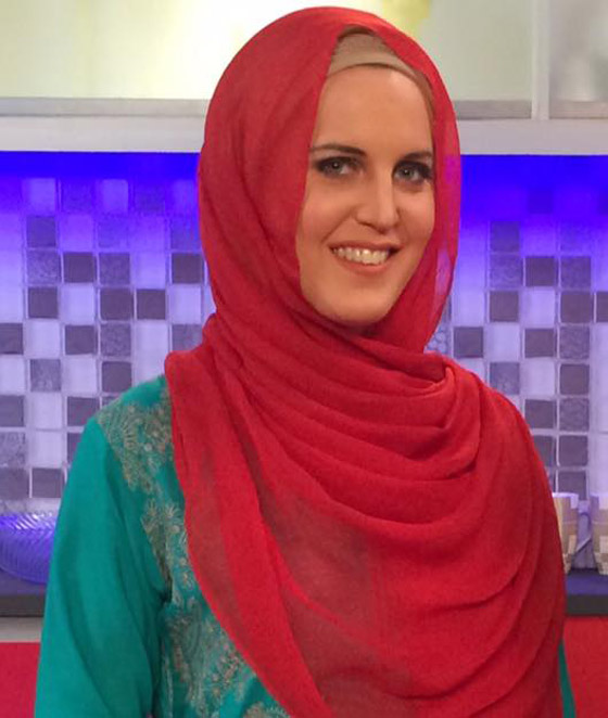 حفظت القرآن واعتنقت الإسلام.. من هي المغنية الإنجليزية التي غنت 