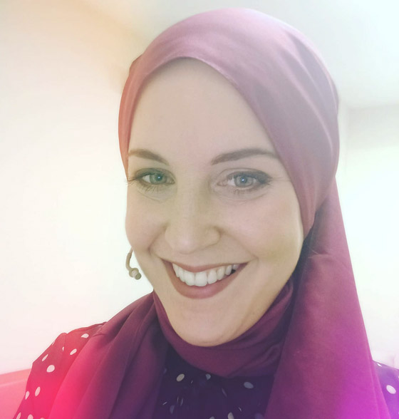 حفظت القرآن واعتنقت الإسلام.. من هي المغنية الإنجليزية التي غنت 