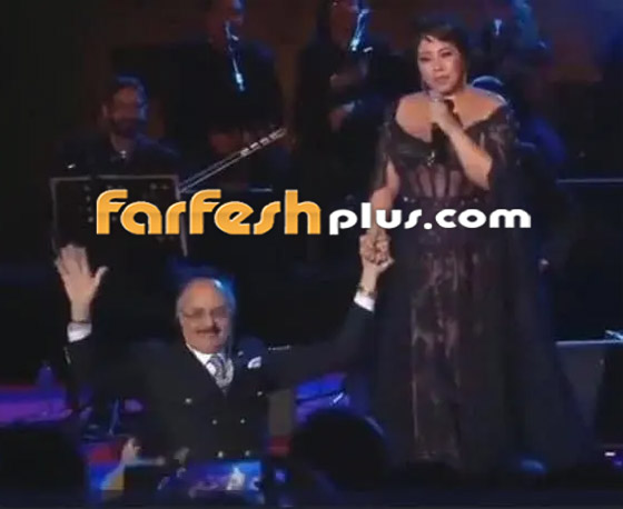 فيديو شيرين عبد الوهاب تُقبل يد طبيبها النفسي على المسرح: رجعني للحياة! صورة رقم 7