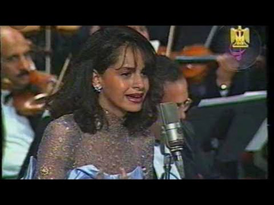 فيديو قديم ونادر: آمال ماهر بعمر 12 عامًا: لا أحب أغاني عمرو دياب! صورة رقم 8