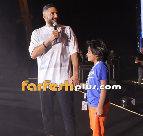 صور: محمد حماقي يرتدي تي شيرت بـ19 ألف جنيه ويدعو ابن شقيقه للمسرح صورة رقم 2