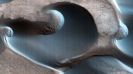 مركبة ناسا ترصد كثبانا رملية بأشكال جميلة على سطح المريخ حتتها الرياح صورة رقم 1