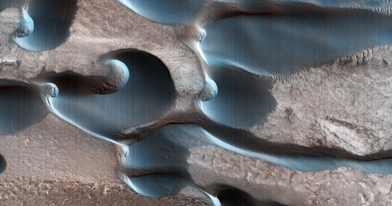 مركبة ناسا ترصد كثبانا رملية بأشكال جميلة على سطح المريخ حتتها الرياح صورة رقم 2