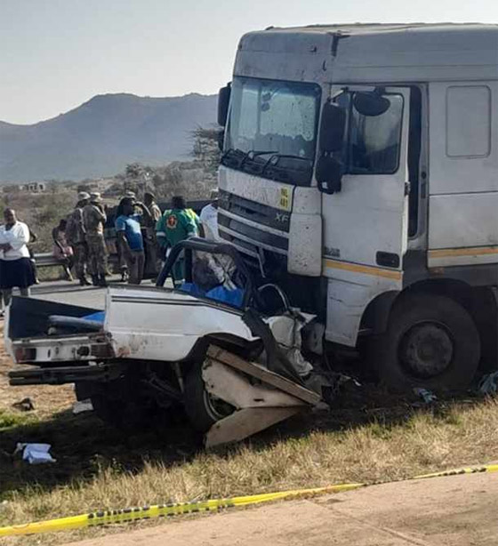 فيديو: شاحنة عملاقة تحطم سيارة بجنوب أفريقيا وتقتل 21 بينهم 19 طفلا صورة رقم 1