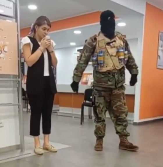 فيديو: مسلح يحتجز رهائن في بنك في جورجيا مطالبا بمليوني دولار صورة رقم 3