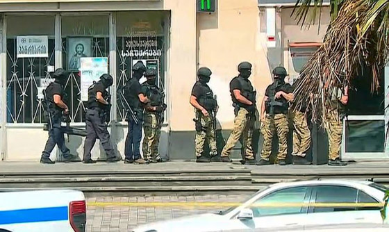 فيديو: مسلح يحتجز رهائن في بنك في جورجيا مطالبا بمليوني دولار صورة رقم 10