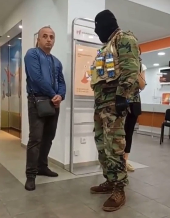 فيديو: مسلح يحتجز رهائن في بنك في جورجيا مطالبا بمليوني دولار صورة رقم 6