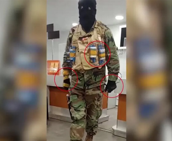 فيديو: مسلح يحتجز رهائن في بنك في جورجيا مطالبا بمليوني دولار صورة رقم 7