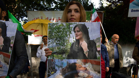 إيرانيات تحرقن أغطية رؤوسهن خلال مظاهرات واحتجاجات معادية للحجاب صورة رقم 8