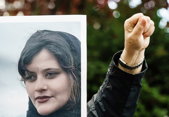 إيرانيات تحرقن أغطية رؤوسهن خلال مظاهرات واحتجاجات معادية للحجاب صورة رقم 4