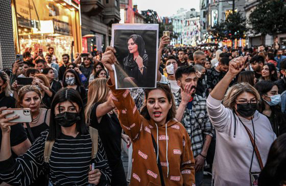 إيرانيات تحرقن أغطية رؤوسهن خلال مظاهرات واحتجاجات معادية للحجاب صورة رقم 5