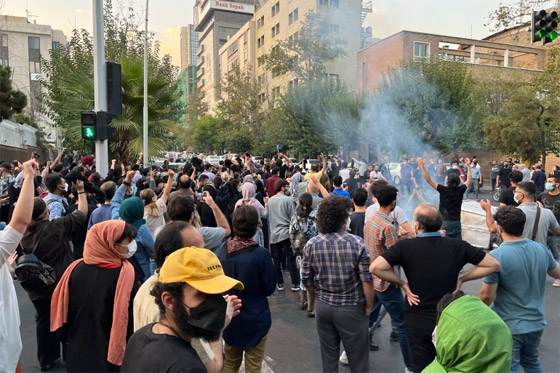 إيرانيات تحرقن أغطية رؤوسهن خلال مظاهرات واحتجاجات معادية للحجاب صورة رقم 18
