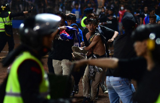فيديو: 174 قتيلا و180 جريحا بأعمال شغب عقب مباراة كرة قدم بإندونيسيا صورة رقم 2