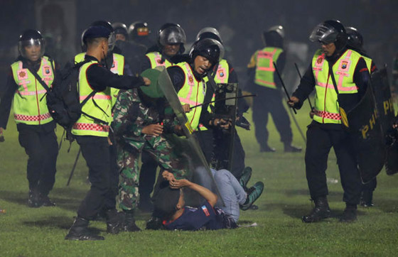 فيديو: 174 قتيلا و180 جريحا بأعمال شغب عقب مباراة كرة قدم بإندونيسيا صورة رقم 5