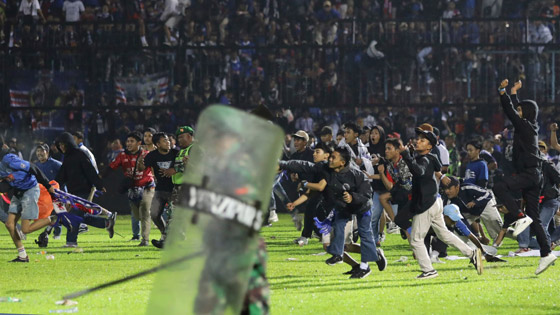 فيديو: 174 قتيلا و180 جريحا بأعمال شغب عقب مباراة كرة قدم بإندونيسيا صورة رقم 6