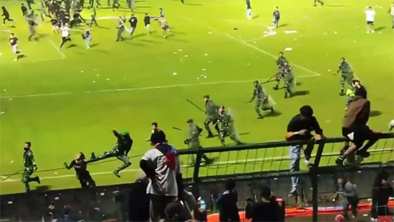 فيديو: 174 قتيلا و180 جريحا بأعمال شغب عقب مباراة كرة قدم بإندونيسيا صورة رقم 9