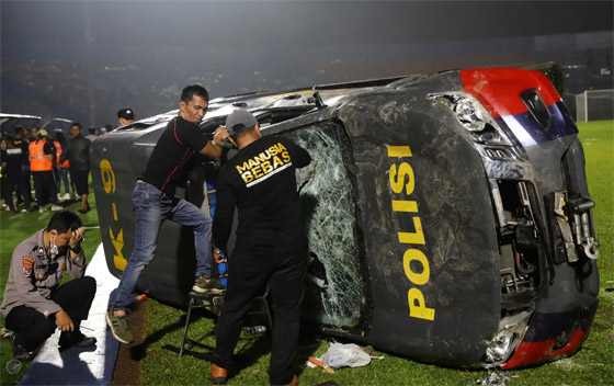 فيديو: 174 قتيلا و180 جريحا بأعمال شغب عقب مباراة كرة قدم بإندونيسيا صورة رقم 3