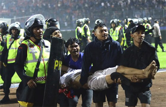فيديو: 174 قتيلا و180 جريحا بأعمال شغب عقب مباراة كرة قدم بإندونيسيا صورة رقم 13