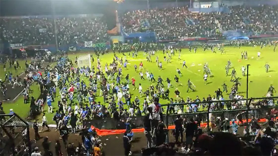 فيديو: 174 قتيلا و180 جريحا بأعمال شغب عقب مباراة كرة قدم بإندونيسيا صورة رقم 4