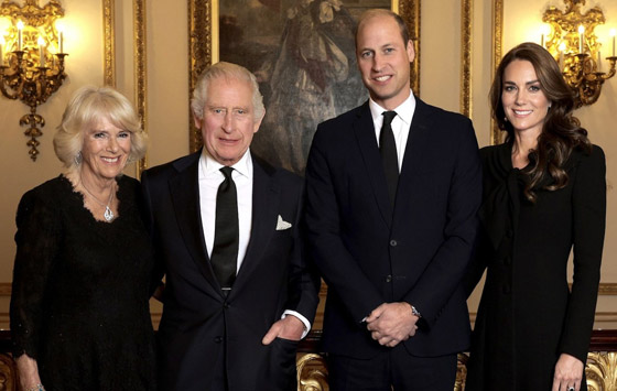 إصدار أول صورة رسمية لملك بريطانيا تشارلز وعائلته صورة رقم 2