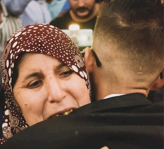 قصة مؤثرة: دموع أم جزائرية تُحول زفاف ابنها الفقير لحفل أسطوري! صورة رقم 1
