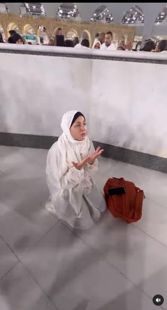 صور نجوم الفن يؤدون العمرة..منهم كريم عبد العزيز وهاني سلامة  صورة رقم 10