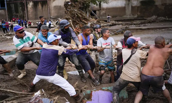 فيديو وصور: مقتل 25 وفقدان 52 وتشرد العشرات في فيضانات فنزويلا صورة رقم 11