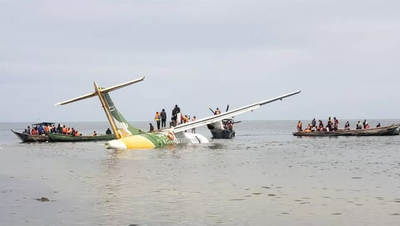 فيديو: سقوط طائرة ركاب في بحيرة بتنزانيا.. فقدان العشرات من على متنها صورة رقم 8