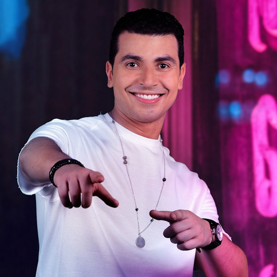 محمد أنور ينشر فيديو لطيف مع ابنته: لوّنت وجهه برسومات لتحوّله لبطل خارق صورة رقم 4