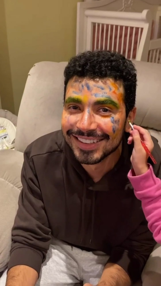 محمد أنور ينشر فيديو لطيف مع ابنته: لوّنت وجهه برسومات لتحوّله لبطل خارق صورة رقم 5