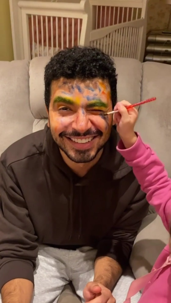 محمد أنور ينشر فيديو لطيف مع ابنته: لوّنت وجهه برسومات لتحوّله لبطل خارق صورة رقم 6