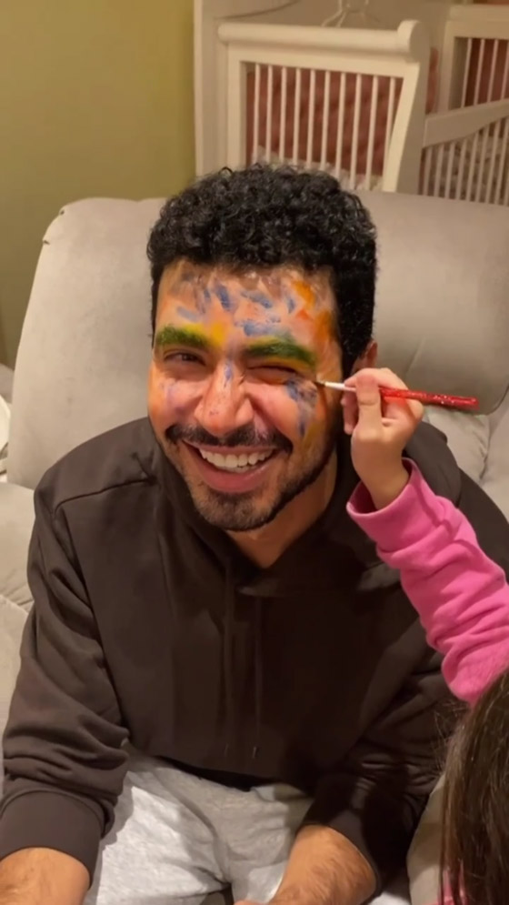 محمد أنور ينشر فيديو لطيف مع ابنته: لوّنت وجهه برسومات لتحوّله لبطل خارق صورة رقم 7