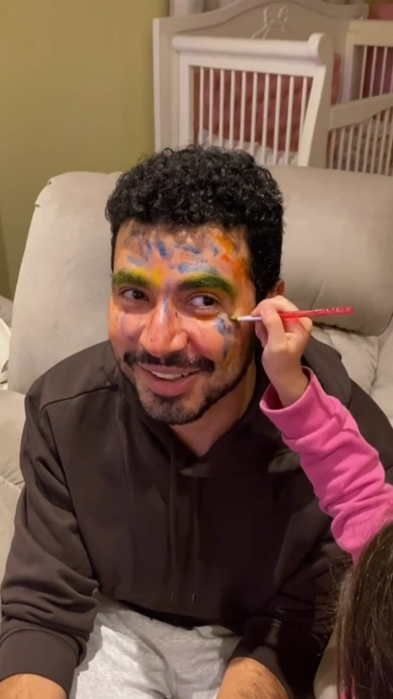 محمد أنور ينشر فيديو لطيف مع ابنته: لوّنت وجهه برسومات لتحوّله لبطل خارق صورة رقم 8