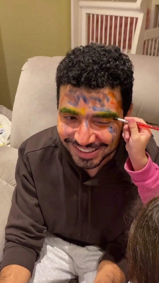 محمد أنور ينشر فيديو لطيف مع ابنته: لوّنت وجهه برسومات لتحوّله لبطل خارق صورة رقم 9