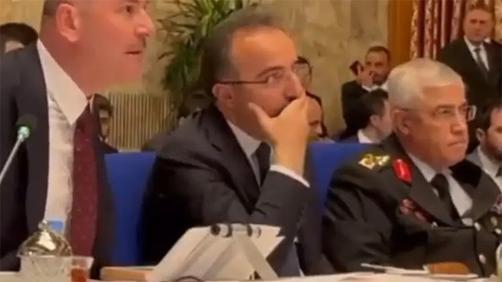 مسؤول تركي يتناول الكعك والشاي بالبرلمان أثناء مشادة بين الحكومة والمعارضة صورة رقم 1