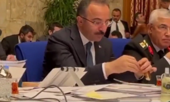 مسؤول تركي يتناول الكعك والشاي بالبرلمان أثناء مشادة بين الحكومة والمعارضة صورة رقم 2