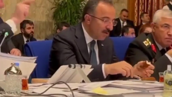 مسؤول تركي يتناول الكعك والشاي بالبرلمان أثناء مشادة بين الحكومة والمعارضة صورة رقم 3
