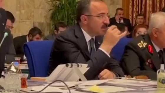 مسؤول تركي يتناول الكعك والشاي بالبرلمان أثناء مشادة بين الحكومة والمعارضة صورة رقم 4