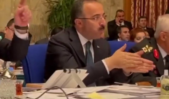 مسؤول تركي يتناول الكعك والشاي بالبرلمان أثناء مشادة بين الحكومة والمعارضة صورة رقم 5