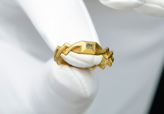 بريطاني يعثر على خاتم من العصور الوسطى يقدر ثمنه بـ35 ألف دولار! صورة رقم 1