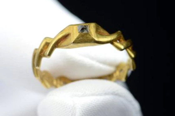 بريطاني يعثر على خاتم من العصور الوسطى يقدر ثمنه بـ35 ألف دولار! صورة رقم 6