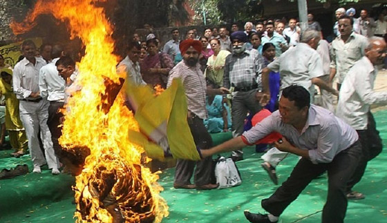 ثمانيني هندي يضرم النار بنفسه احتجاجاً على 