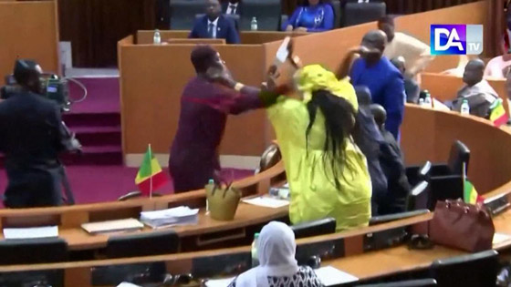فيديو: نائب سنغالي يصفع زميلته على وجهها.. وتحولت لعراك بالأيدي بالبرلمان صورة رقم 1