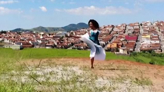 فيديو وصور: راقصة باليه تُبهر الجمهور بالرقص بدون ذراعين.. لن تصدّق براعتها! صورة رقم 10