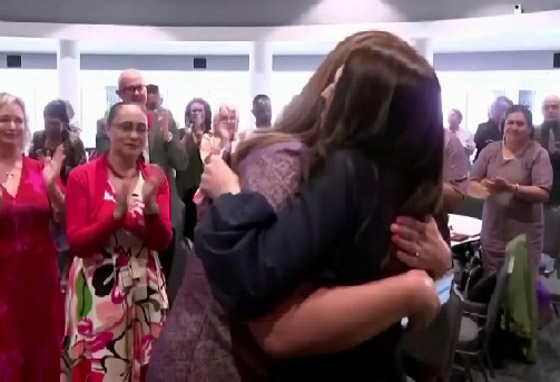 فيديو: وداع مؤثر لرئيسة وزراء نيوزيلندا بعد استقالتها صورة رقم 2