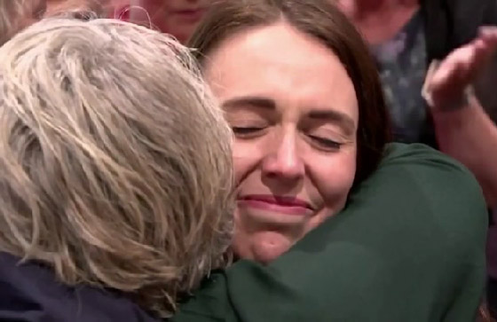 فيديو: وداع مؤثر لرئيسة وزراء نيوزيلندا بعد استقالتها صورة رقم 3